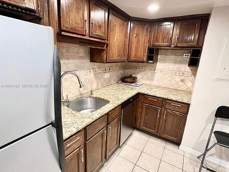 905 Brickell Bay Dr #1422 — Photo 6