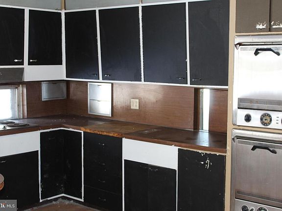 4th image of 1048 River Rd