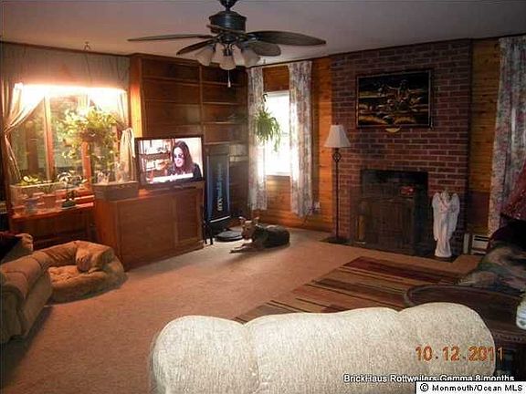 Livingroom w/fireplace