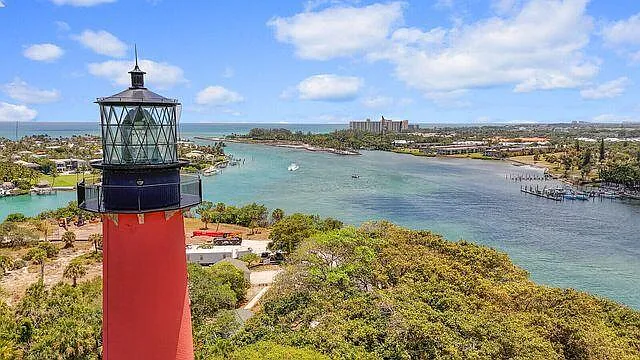 2 bed, 2.0 bath, 1063 sqft, $5,300 — Photo 2