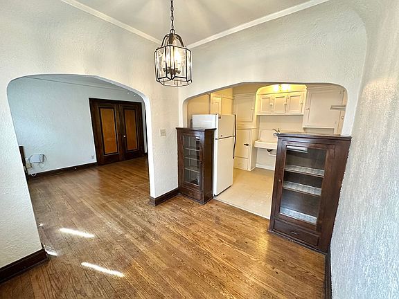 3rd image of 4468 N Oakland Ave APT 35