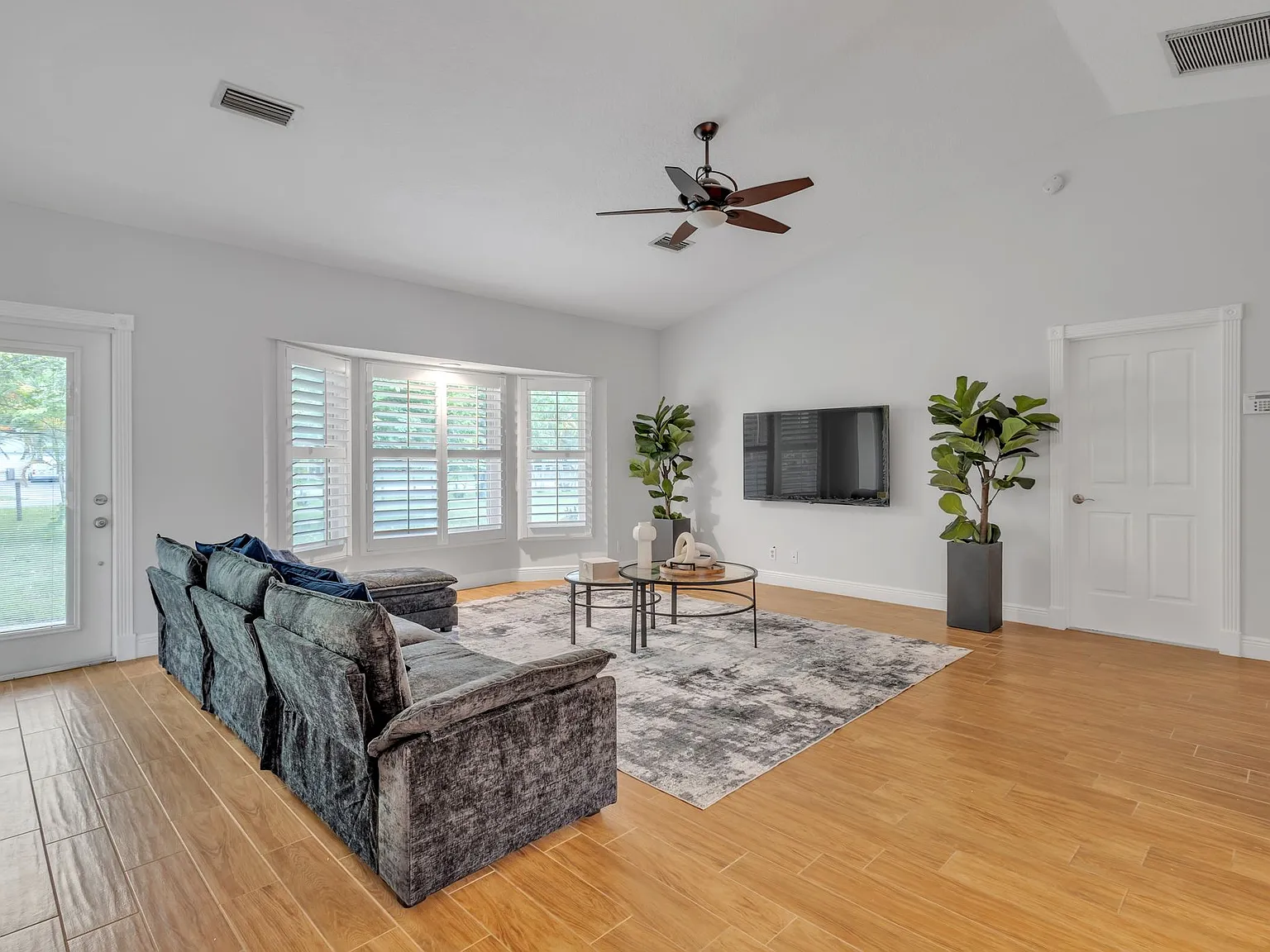 3 bed, 1823 sqft, $5,999 — Photo 3