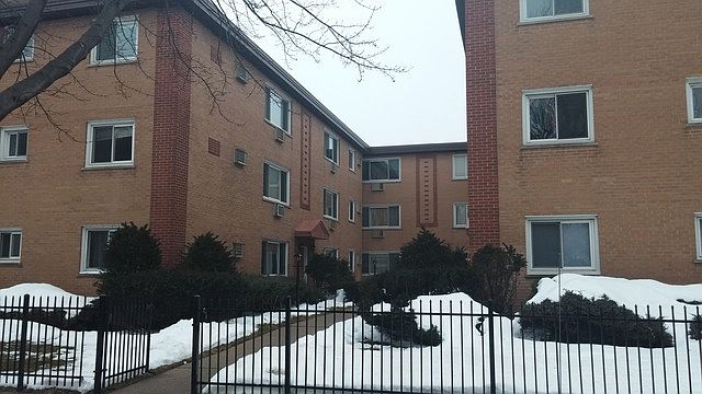 1st image of 1628 W Greenleaf Ave APT 3N