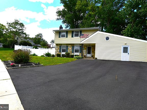 3rd image of 403 Bruce Rd