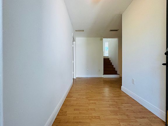 4th image of 1072 Sunset Dr