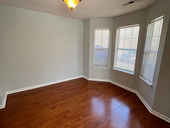 3rd image of 3011 Summercroft Ln
