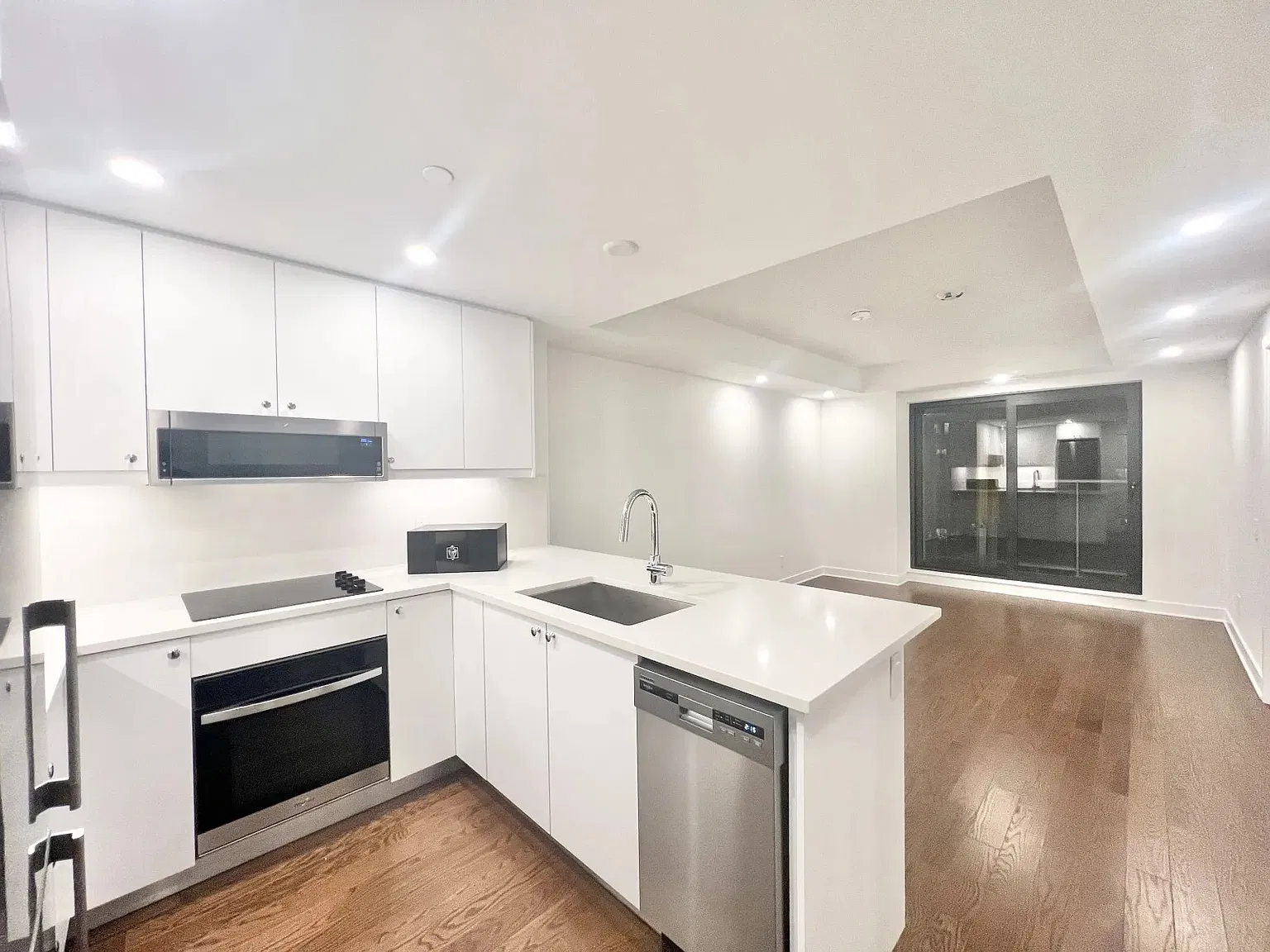 1 bed, 699 sqft, $2,200 — Photo 3