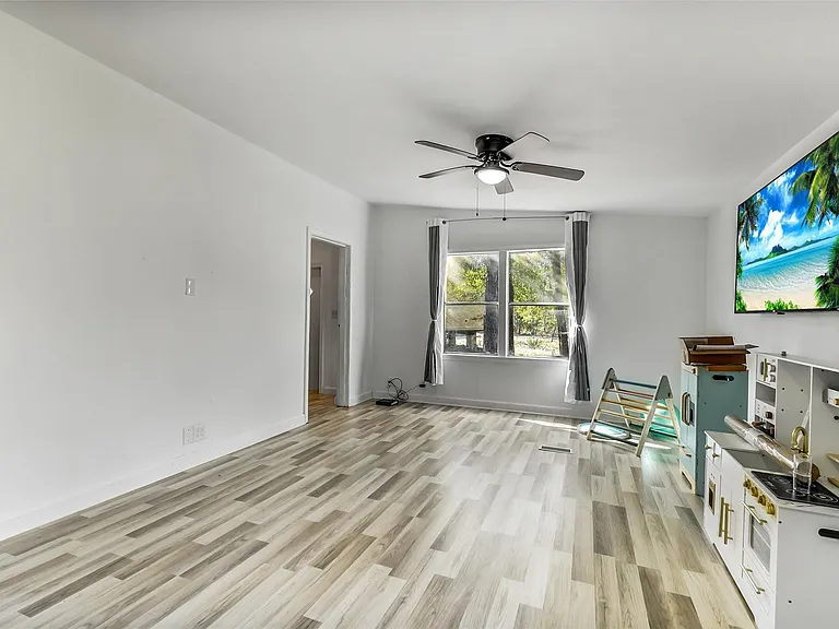 21507 Juliann Alyes — Photo 20