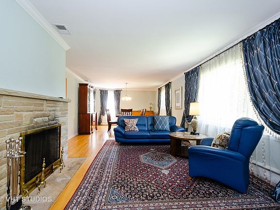 3rd image of 2833 Lake Ave
