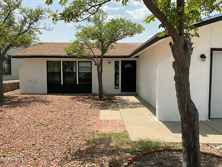 335 Flynn Dr — Photo 3