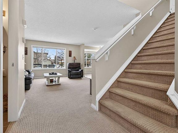 5th image of 7 N Cougar Ridge Bay SW