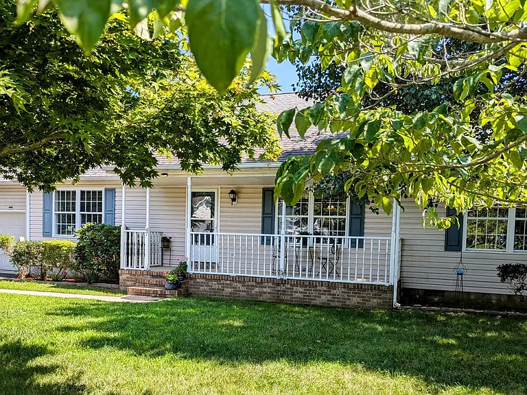 47 Radcliffe Dr — Photo 2