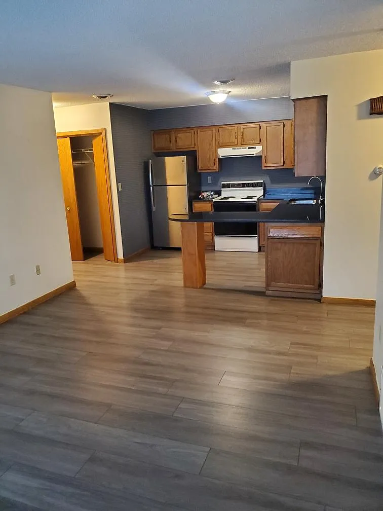 2 bed, 750 sqft, $985 — Photo 3