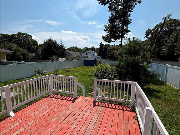 3rd image of 146 Moriches Middle Island Road