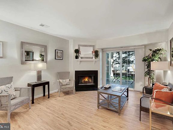 4th image of 6907 Victoria Dr Unit C
