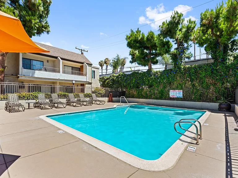 Mesa Pines Apartments — Photo 11