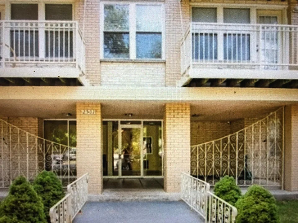 2501 W Touhy Ave #408