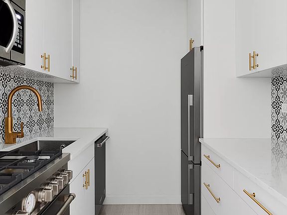 4th image of 200 E 24th St APT 804