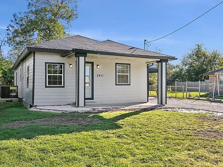 2411 Travis St — Photo 2