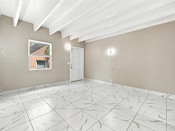 5th image of 812 19th St APT 1