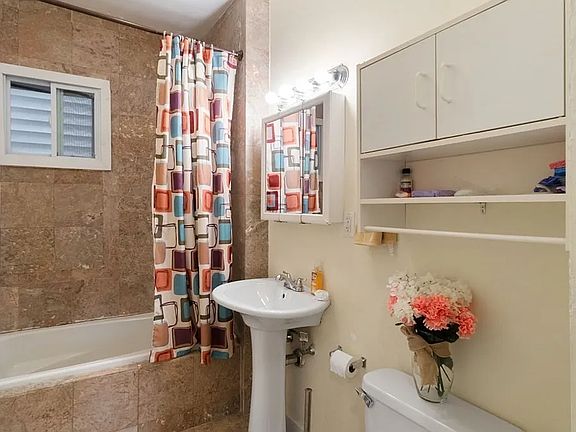 2nd image of 960 Cambridge St #2