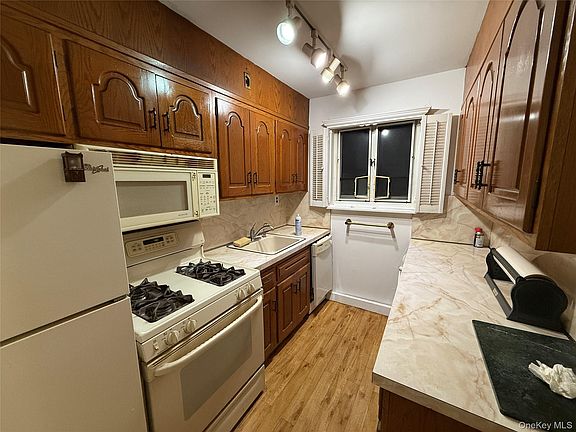 5th image of 220-20 Stronghurst Avenue #20