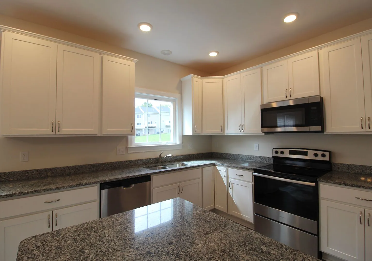 Spacious 3-Bedroom Townhome in Crescent Ridge with Garage & Private Patio — Photo 4