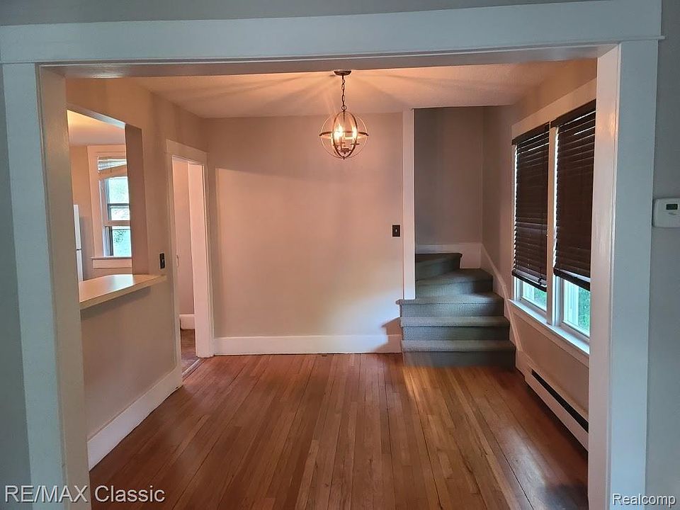 300 Baker St, photo 9