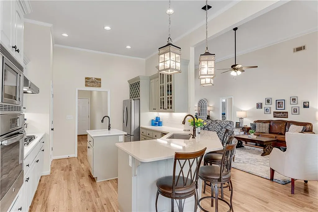 4 bed, 3.5 bath, 4470 sqft, $3,350 — Photo 4