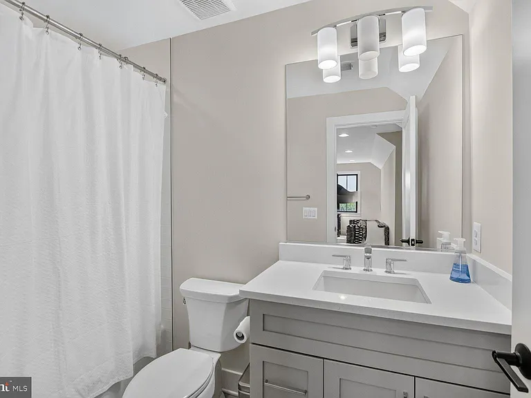 6106 Swansea St — Photo 33
