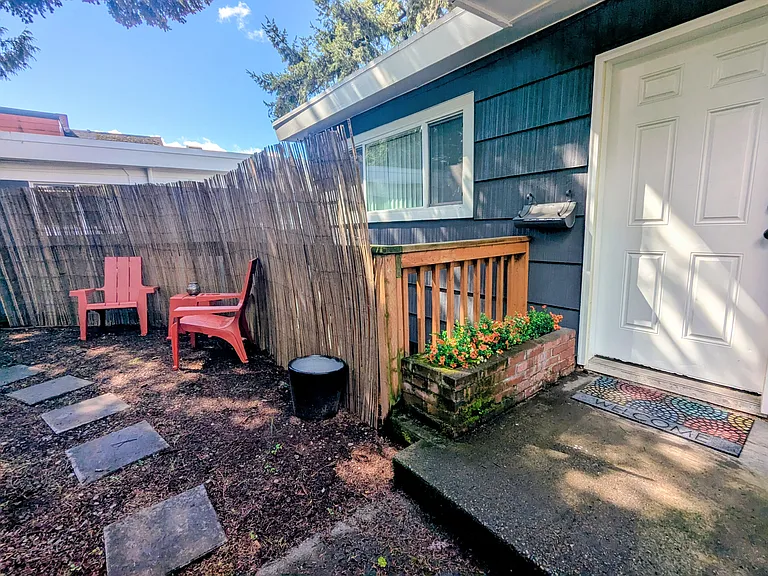 3833 Fremont Way N — Photo 3