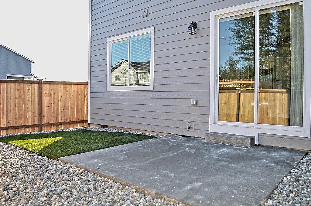 6923 Lennon Ln NE — Photo 4