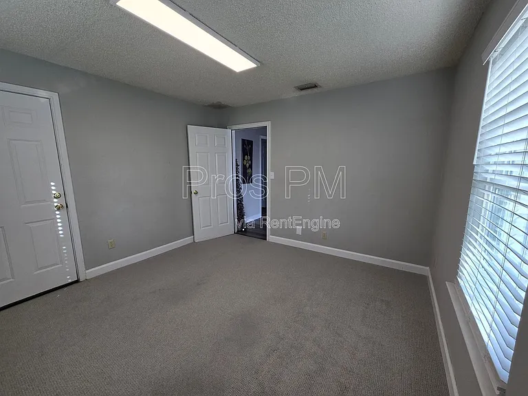 725 W Purnell St #A — Photo 23