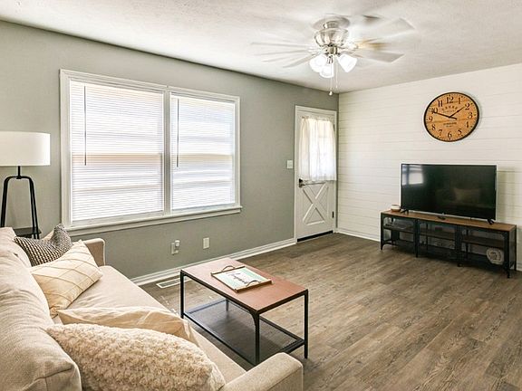 4th image of 805 E Republic Ave