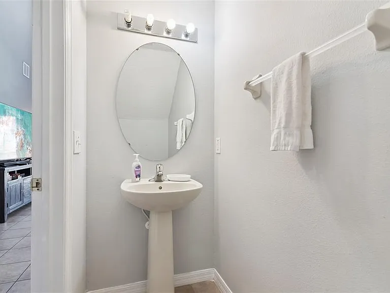 143 Cordova Ave — Photo 33