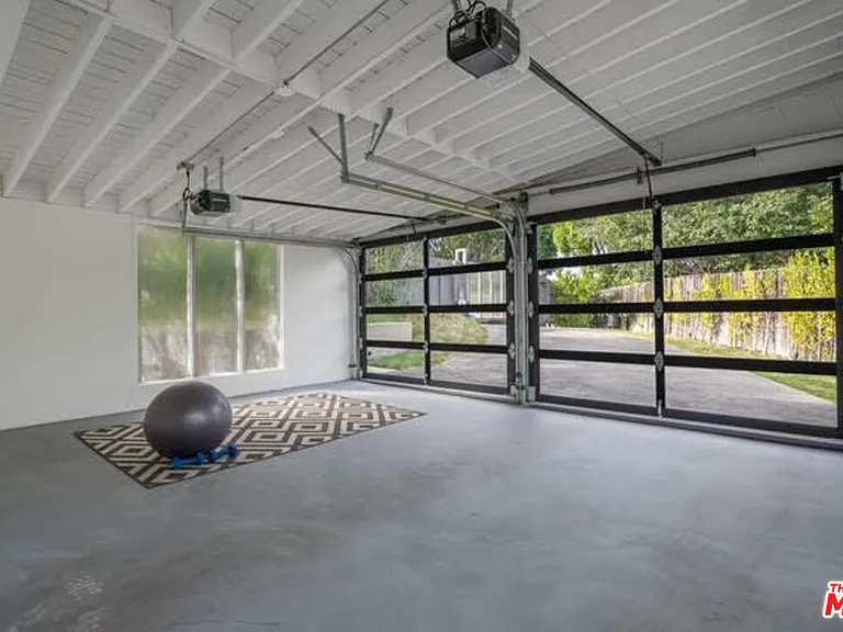 15434 Mulholland Dr — Photo 30