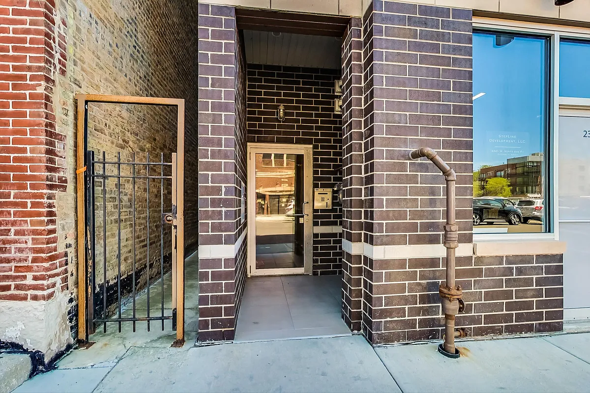 Building Photo - 2341 W North Ave #4