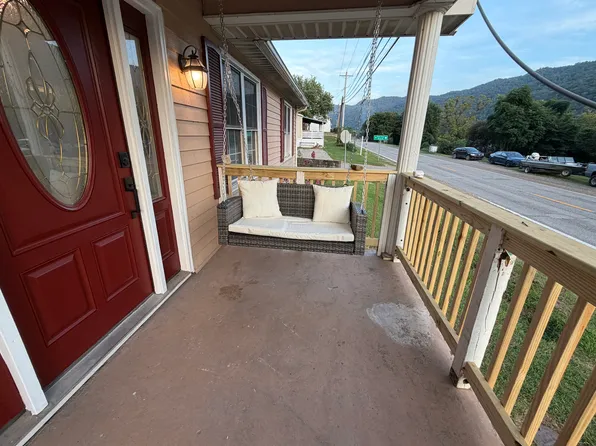 5201 Midland Trl, Montgomery, WV 25136
