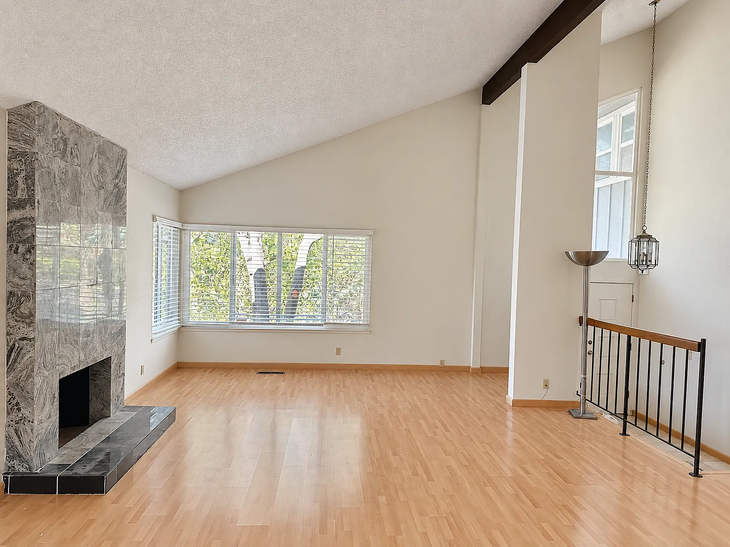 4 bed, 2.5 bath, 2104 sqft, $7,800 — Photo 2