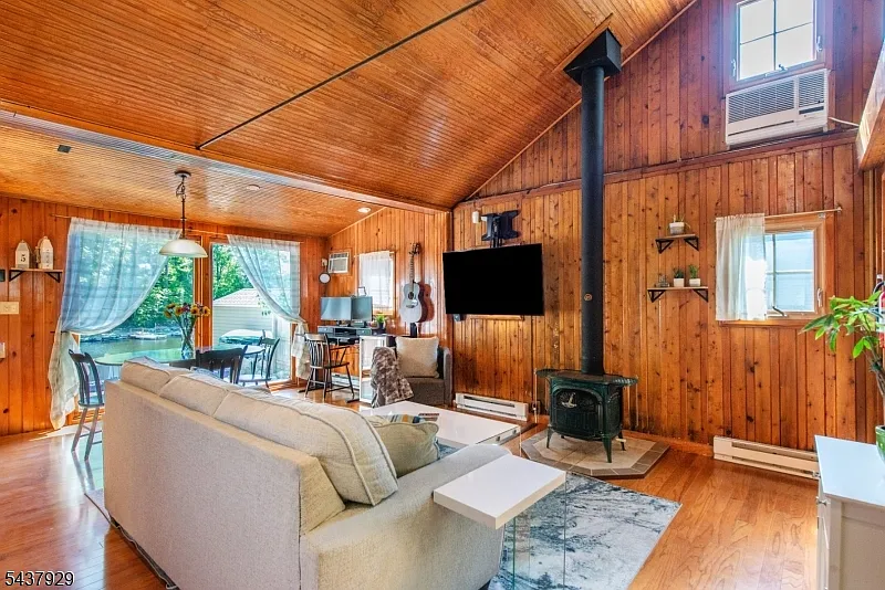 2 bed, 1.0 bath, $2,850 — Photo 4
