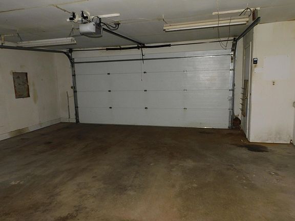 4th image of 316 Maplehurst Blvd