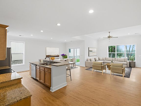 5th image of 370 Persimmon Way