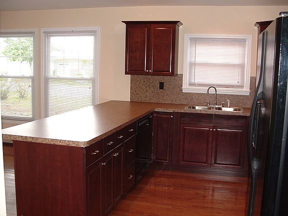 LARGE COUNTER FOR COOKING AND ROOM FOR 5 BAR STOOLS FOR ENTERTAINING.