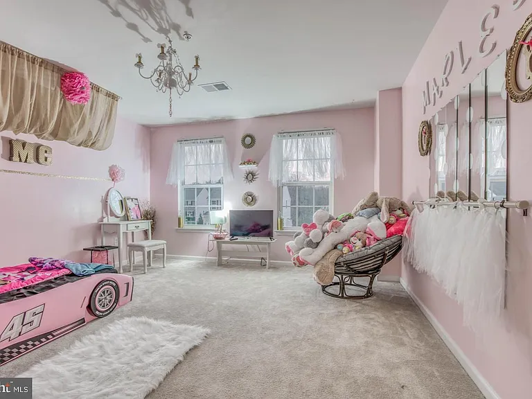 728 Falcon Ln — Photo 15
