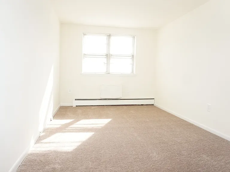 Karen Court Apartments — Photo 14