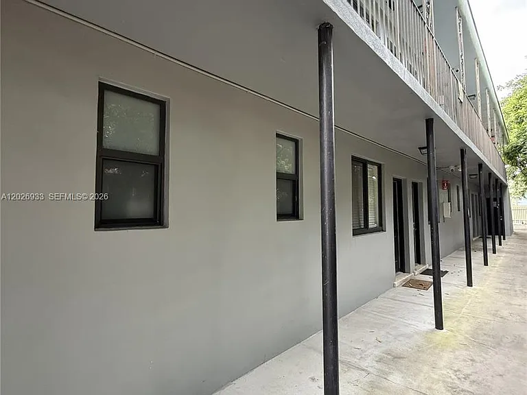 421 SW 6th St #7 — Photo 8