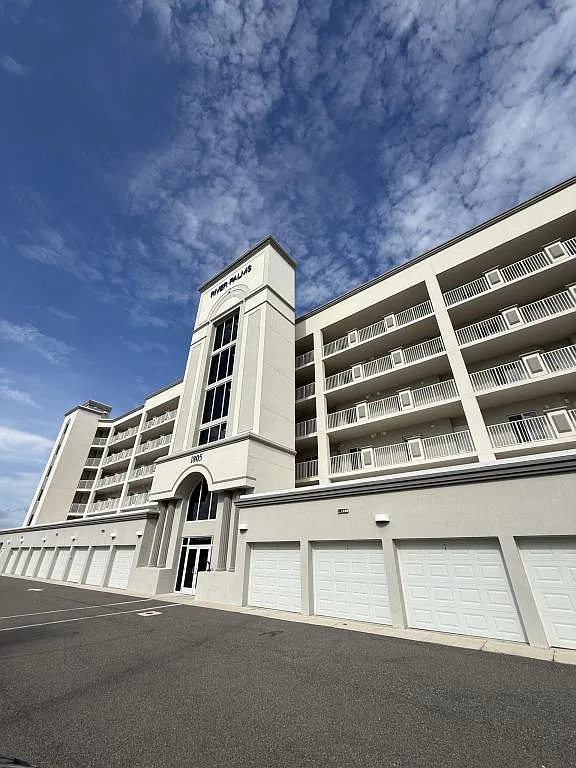 1805 Riverside Dr — Photo 2
