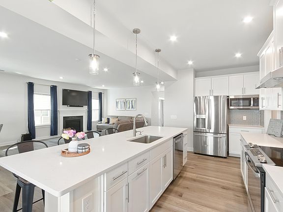 5th image of 229 Hollythorpe Ln
