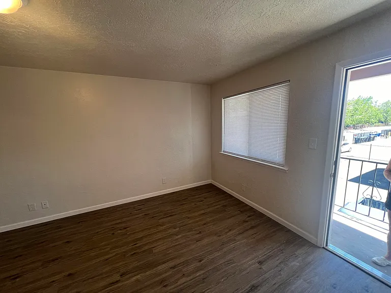 911 Alvarado Dr SE #4 — Photo 8