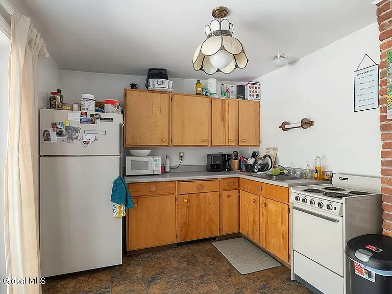 1587 Bradley St — Photo 4